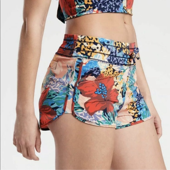 NWOT Athleta Surge Printed Short Extra Large XL Blue/Red/Coral - Picture 2 of 10
